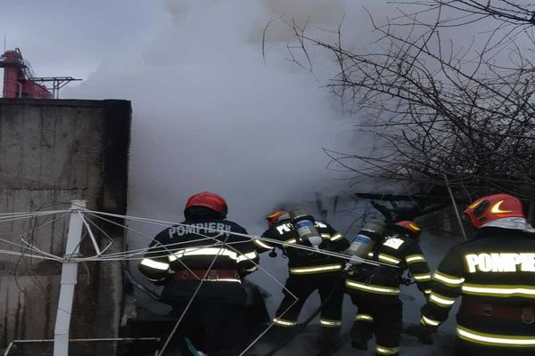 Bărbat găsit mort, într-o baracă improvizată cuprinsă de un incendiu în Oradea