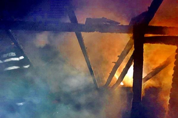 Acoperișul unei case din Fânațe, mistuit de flăcări din cauza unui coș de fum 