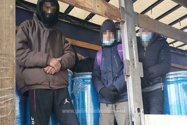 Cinci migranţi ascunşi într-un automarfar, printre bidoane cu gem