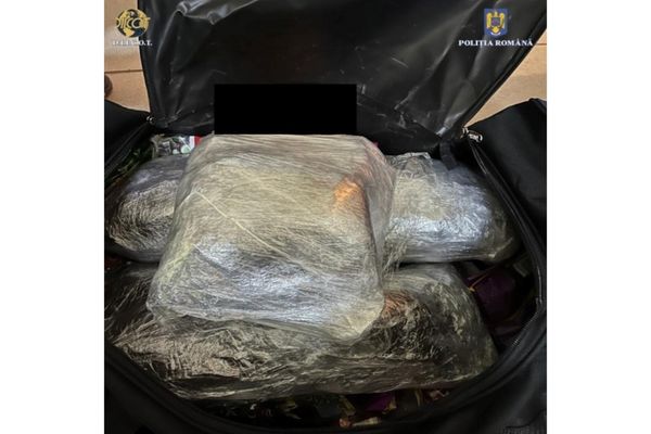 Prins împreună cu doi sătmăreni transportând cannabis, un tânăr din Bihor a fost arestat preventiv