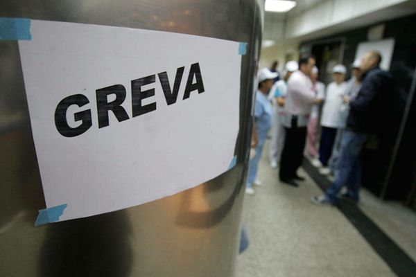 Prefecturile din toată țara intră în grevă