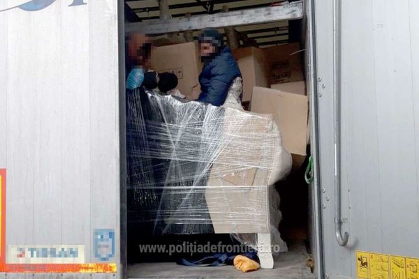 Doi cetăţeni din Bangladesh, ascunşi într-un TIR cu mobilă, depistaţi de polițiștii de frontieră din Vama Borș