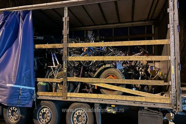 Zece tone de deșeuri de fier vechi și biciclete uzate, oprite în Vama Borș! Destinatarul era o firmă din Mehedinți