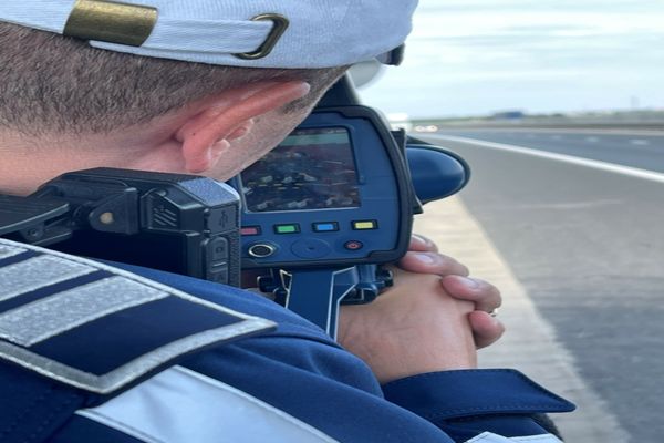 Vitezoman din Alba, prins zburând pe șoselele din Bihor cu 176 km/h! Ce amenzi au mai aplicat polițiștii