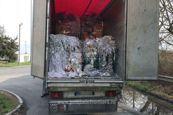 Aproape 23 de tone de deșeuri din hârtie, oprite la Vama Borș