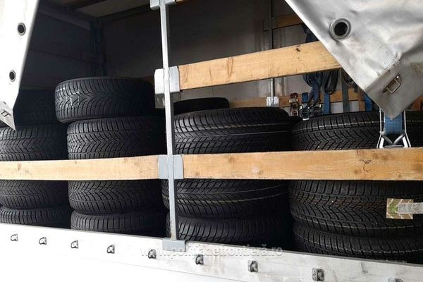 Peste două tone de anvelope uzate, oprite la intrarea în țară, în Vama Borș