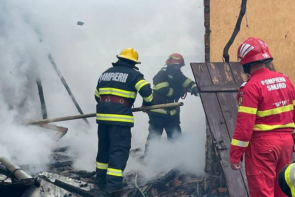 Incendiu violent la o gospodărie din Petrani, din cauza unui bec defect