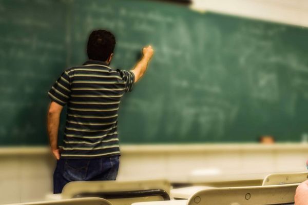 Cîmpeanu: Elevii nu vor mai da teste pe hârtie și dispare tabla clasică - MODIFICĂRI majore pentru școlari