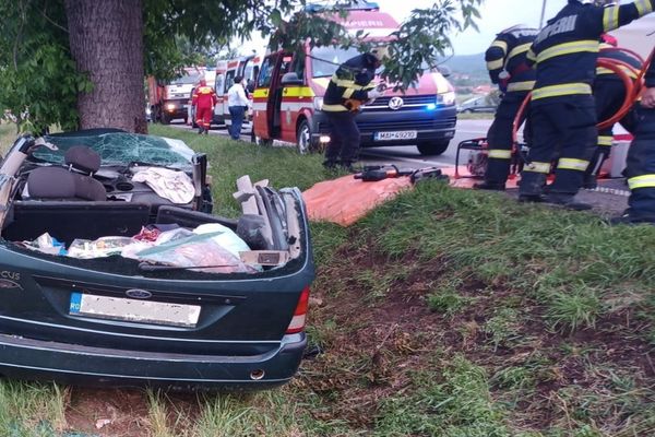 FOTO: Accident grav, cu 7 victime, dintre care 3 copii, între Groși și Aușeu