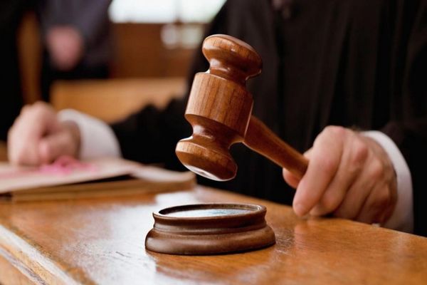 Instanța a dispus măsuri preventive față de cei trei bihoreni acuzați că au furat jumătate de milion de la o firmă din Bistrița