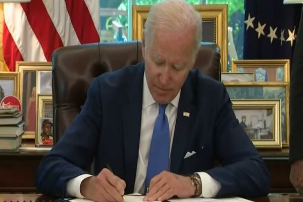 Joe Biden a semnat legea care ajută Ucraina în fața lui Putin. Același act a ajutat URSS împotriva lui Hitler