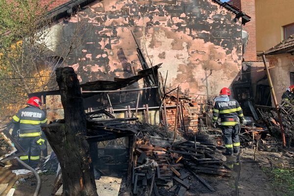 Locuință din Oradea, cuprinsă de flăcări! O femeie a suferit un atac de panică