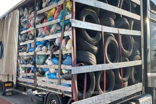 Peste 33 de tone de cauciucuri uzate și haine second hand, oprite la intrarea în țară, în Vama Borș II