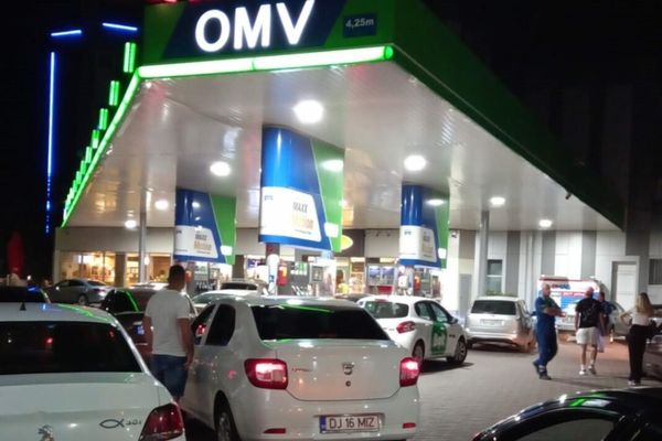 Proteste în benzinării! Șoferii au alimentat de un leu în Oradea, iar în Pitești au blocat accesul la pompe