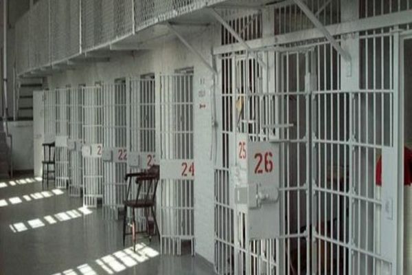 Orădeancă, dată în urmărire națională după o condamnare pentru furt, dusă după gratii de polițiști