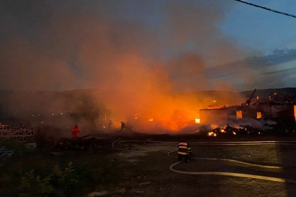  Hală de prelucrare a lemnului din localitatea Vărășeni, mistuită de flăcări