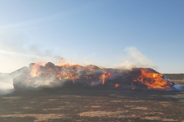 Peste 10 ore au luptat pompierii bihoreni să stingă un incendiu izbucnit la un depozit de furaje din Marțihaz