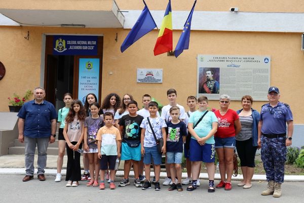 Elevii din clasele a X-a și a XI-a care își doresc o carieră militară se pot transfera la Colegiile Naționale Militare