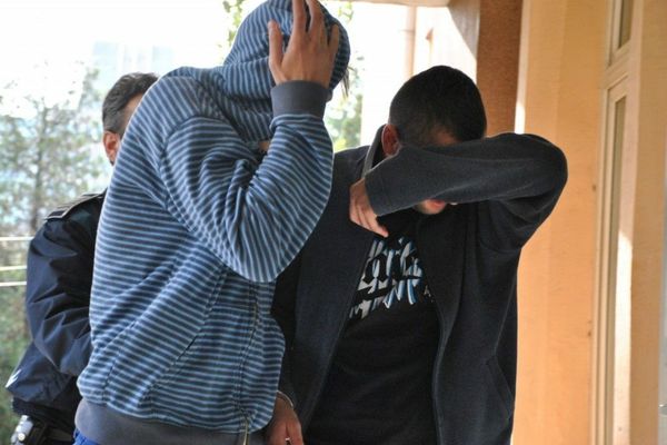 Doi tineri sătmăreni, arestați preventiv după ce au tâlhărit un orădean