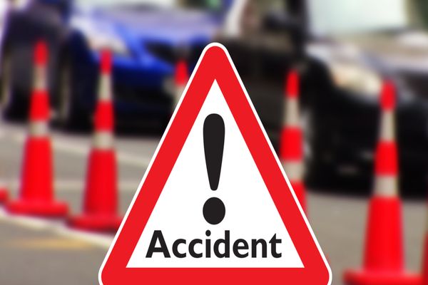 Autoturism intrat într-un stâlp, în Crăciunești! Trei bihoreni, răniți