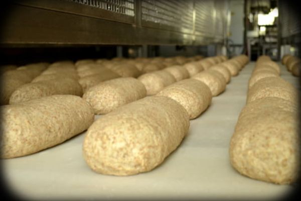 Pâinea se va scumpi în perioada următoare din cauza prețurilor mari de producție!