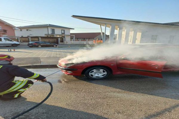 Autoturism, afectat de incendiu, în Oradea