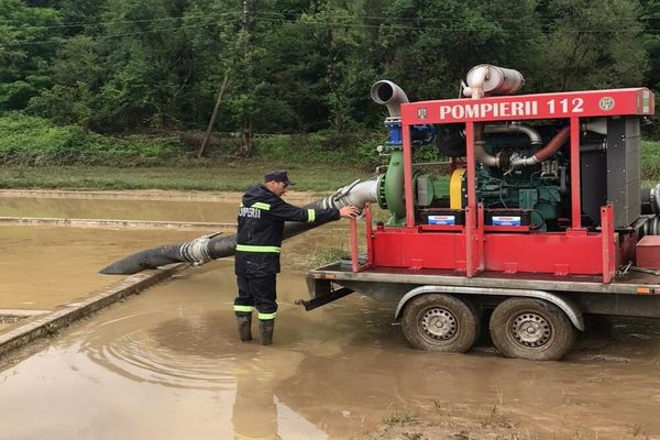 Pompierii bihoreni au intervenit pentru înlăturarea efectelor negative ale ploilor torențiale căzute în județ