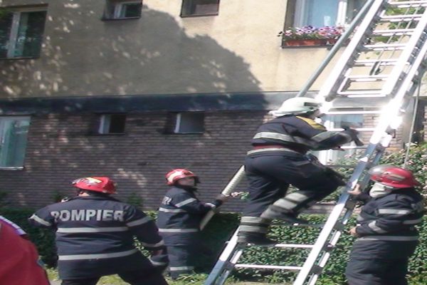 Doi copii, blocați în apartament, salvați de pompierii orădeni