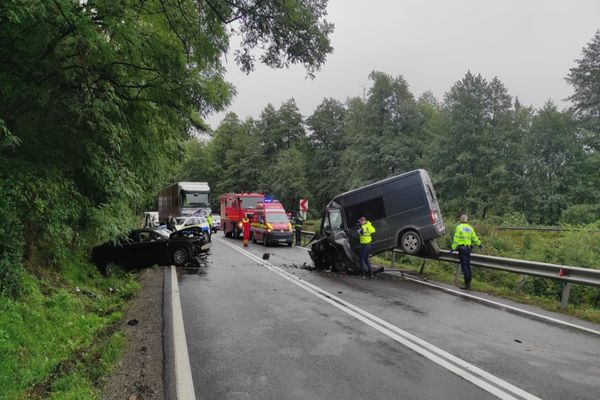 Doi șoferi din Bihor și o pasageră, răniți, în urma unui accident pe DN1 E60, la intrare în Negreni dinspre Ciucea
