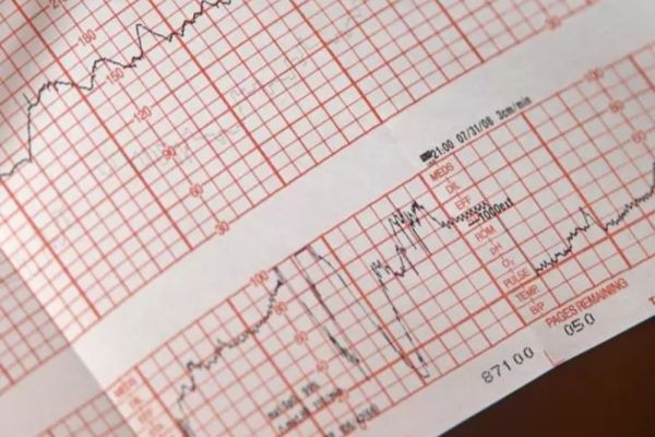 Noua BOALĂ a românilor: tot mai multe persoane ajung la spital. Cum se MANIFESTĂ și care este PRINCIPALA CAUZĂ