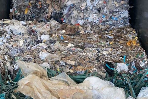Peste 78 de tone deşeuri din plastic, cauciucuri, textile şi haine uzate, oprite la intrarea în țară, în vămile Nădlac II și  Borș II 