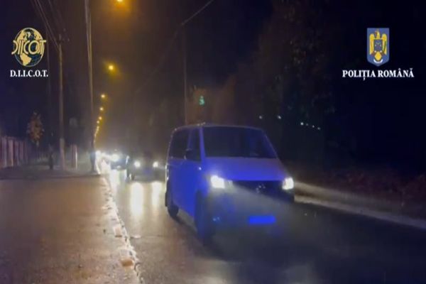 VIDEO Percheziții în mai multe județe ale țării! Acuzații de șantaj, lipsire de libertate, violență, distrugere și constituirea unui grup infracțional organizat! 40 de persoane duse la audieri