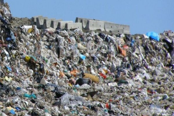 Bătălia GUNOAIELOR: oamenii sunt în pragul disperării! Orașe mari, îngropate în deșeuri - POLUARE uriașă