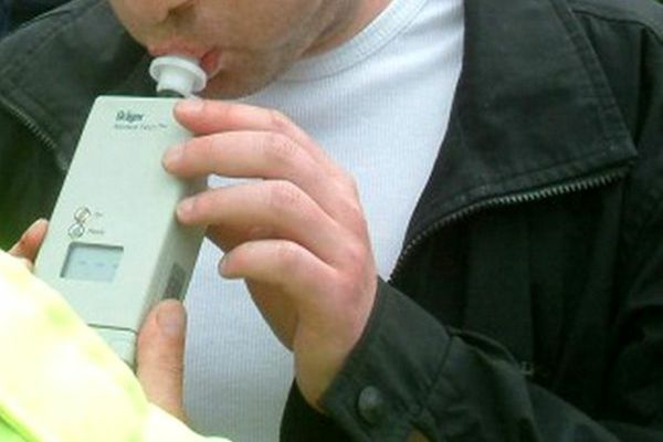 Experimentul care arată alcoolemia dată de medicamente pentru tratarea durerilor de gât - VIDEO