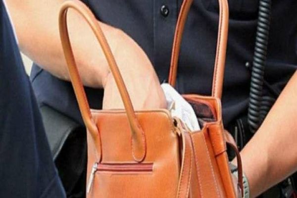 Sătmăreancă, reținută pentru furturile unor portmonee cu bani și carduri