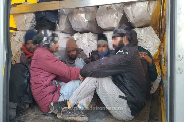 Cetățeni din India şi Afganistan depistați ascunşi în două TIR-uri, la Nădlac II