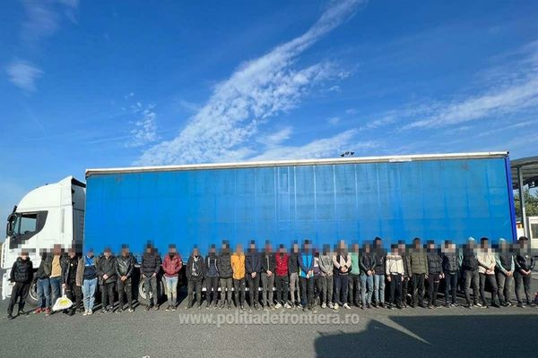  76 de cetățeni străini depistați ascunși printre mărfuri, în TIR-uri care ieșeau din țară pe la Nădlac II