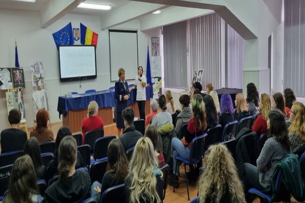 Campania preventivă „Violența lasă urme! Îndrăznește să ridici privirea!”, derulată de polițiștii bihoreni