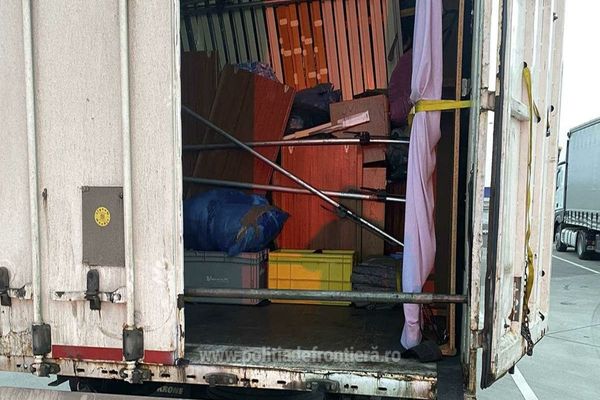 Aproape 26 de tone de deşeuri de îmbrăcăminte și încălțăminte din Germania, oprite în Vama Borș II