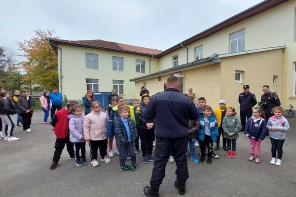 Pompierii militari bihoreni continuă activitățile de pregătire a elevilor în domeniul situațiilor de urgență
