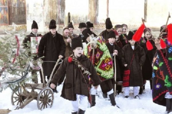 Superstiţii de Anul Nou la români: Vâsc, struguri şi smochine pe masă, pentru belşug şi noroc