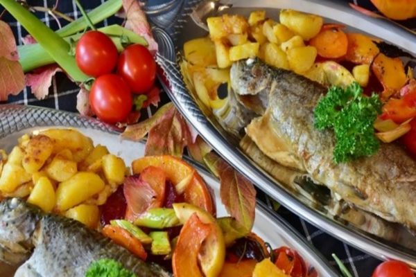 Alimentele care nu trebuie să lipsească de pe masa de Revelion. Ce să mănânci pentru a scăpa de ghinion