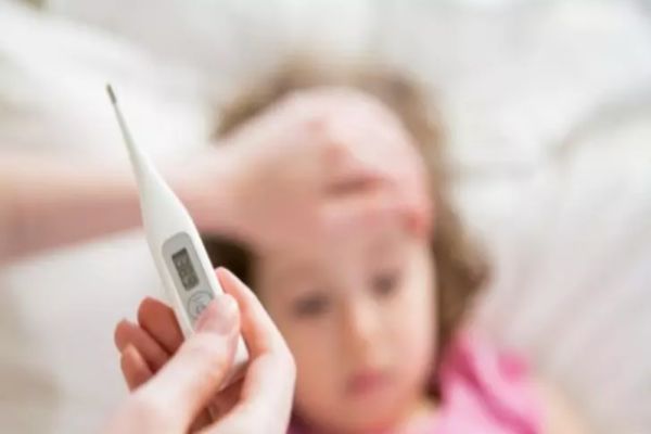 Care sunt simptomele gripei și când trebuie să mergem cu copilul la Urgențe. Medic: Hidratarea e foarte importantă