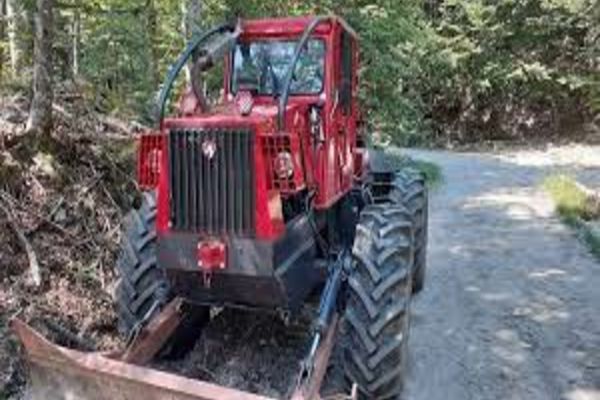 Tragic! Un tânăr de doar 18 ani a fost strivit sub roțile unui tractor, într-o pădure din Răcaș