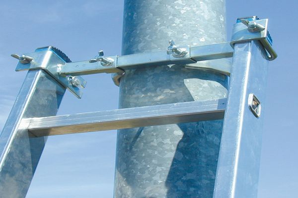 Bărbat decedat, după ce a căzut de la 5 m înălțime, de pe o scară