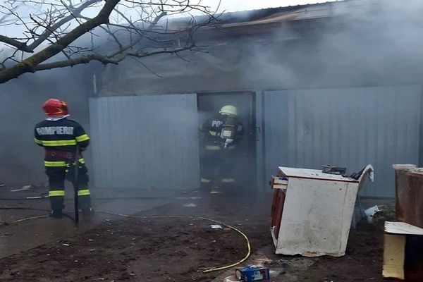 Anexă a unei gospodării din Leș, afectată de un incendiu