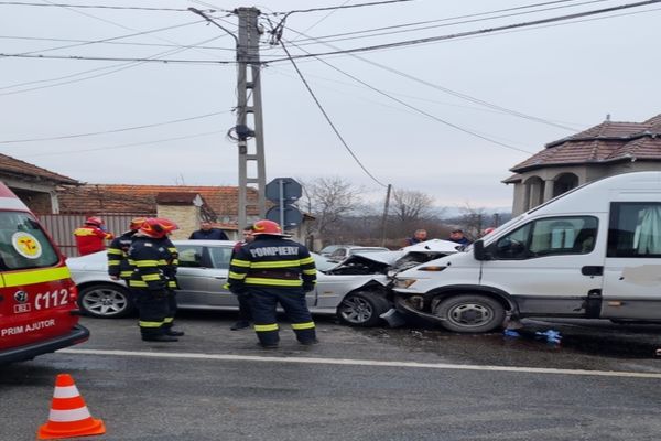 Accident rutier pe DN 76, în Petrileni, între un microbuz și un autoturism! Opt persoane, dintre care 4 copii, au ajuns la spital
