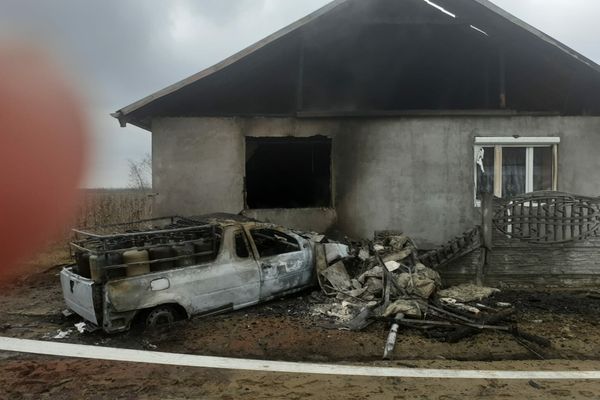 Accident urmat de incendiu, în Pișcolț, din cauza unui șofer bihorean neatent! Autoutilitara pe care o conducea era plină cu butelii încărcate cu butan