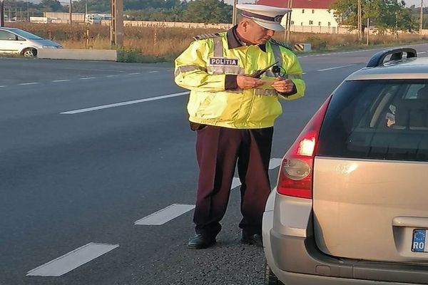 Peste 30 de pietoni și 16 șoferi vitezomani, sancționați de polițiștii bihoreni