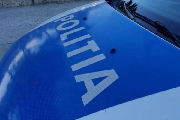 Prins fără permis la volanul unui autoturism pe care îl furase cu câteva minute înainte să dea nas în nas cu polițiștii